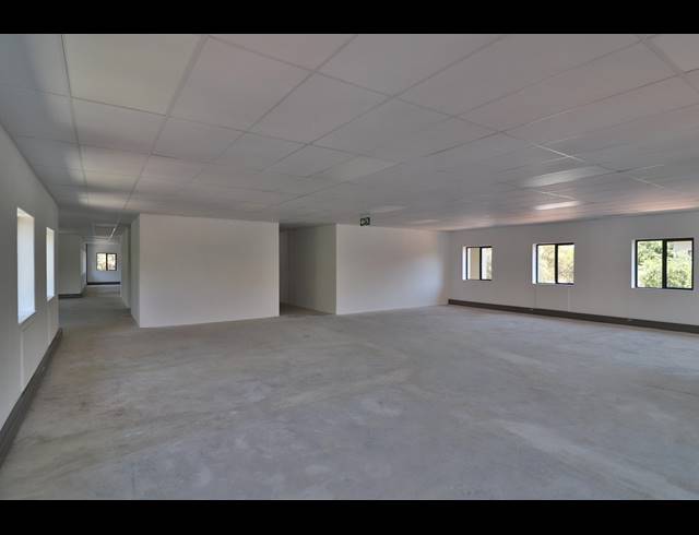 1,527M² OFFICE TO LET IN VORNA VALLEY